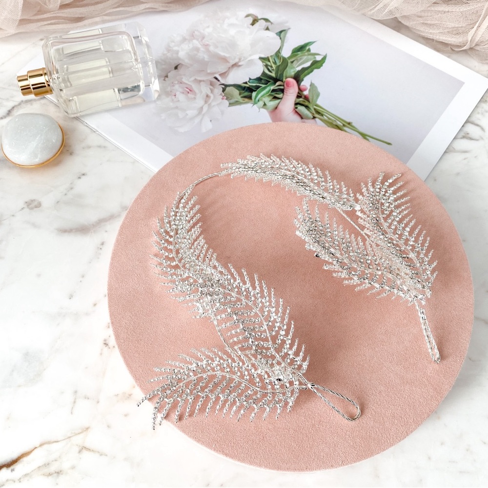 Dreamy feather-headpiece